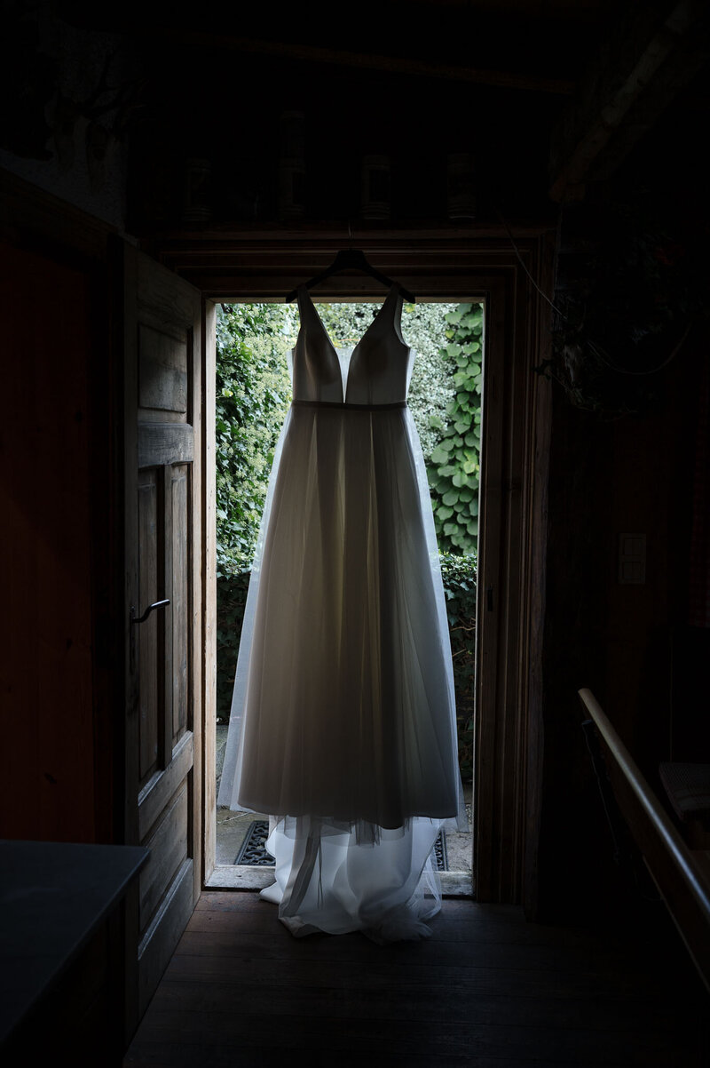 Brautkleid hängt in Türrahmen  bevor Braut in Straubing