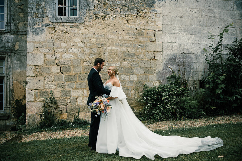 Brudepar tett i tett – destinasjonsbryllaup Frankrike