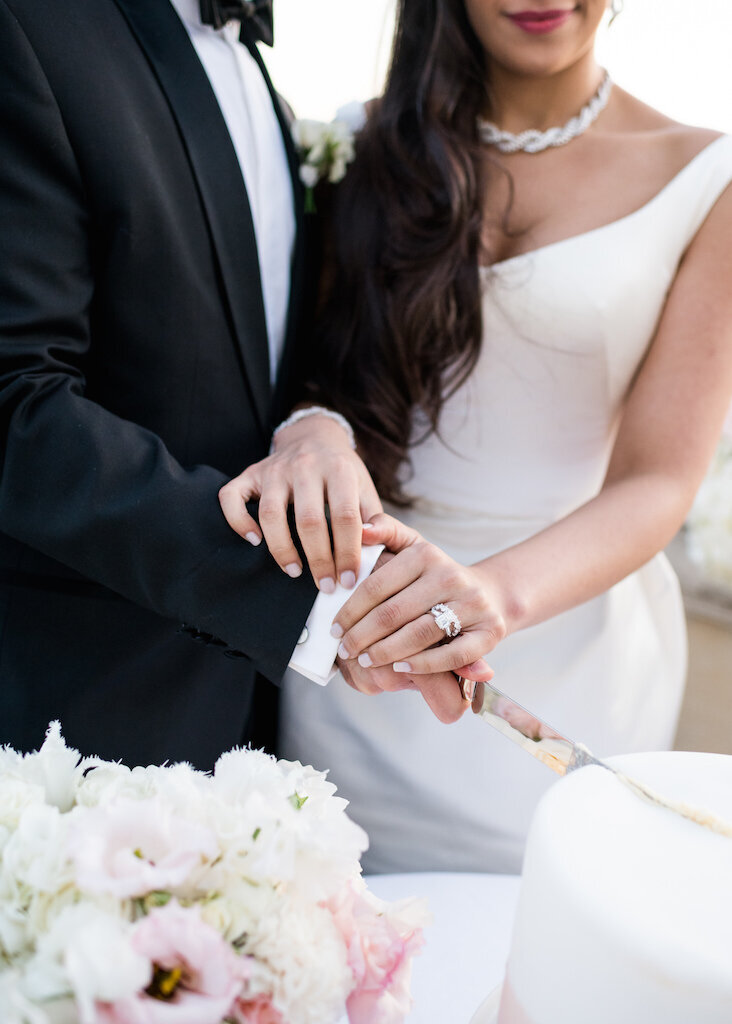 refined-and-elegant-wedding-cake