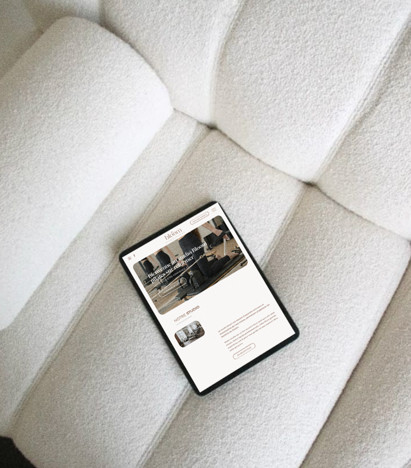 tablette qui présente le site Web Bloom pilates