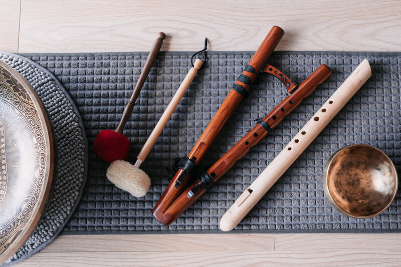 Flûtes amérindiennes et mailloches utilisées sur des bols tibétains
