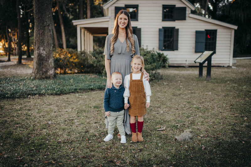 mom with  two young kids for old town bluffton family session