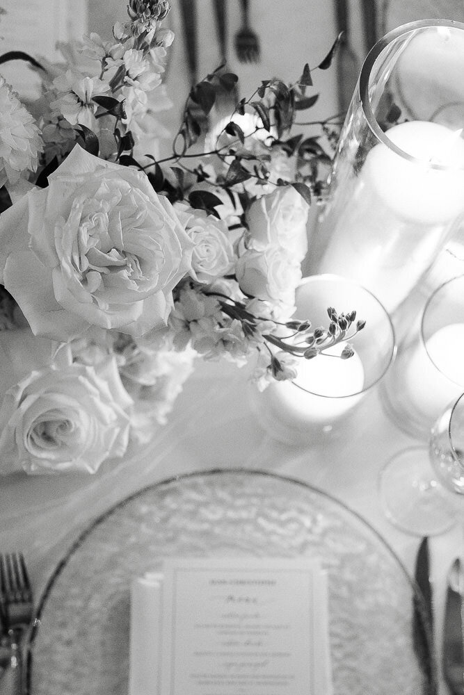 Décoration élégante d'une table lors de la réception d'un mariage à Montreal avec des fleurs magnifiques