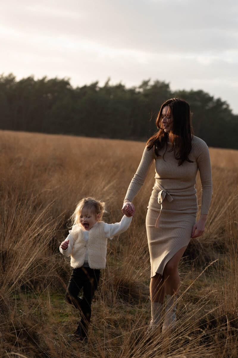 Gezin in graanveld zonder golden hour preset