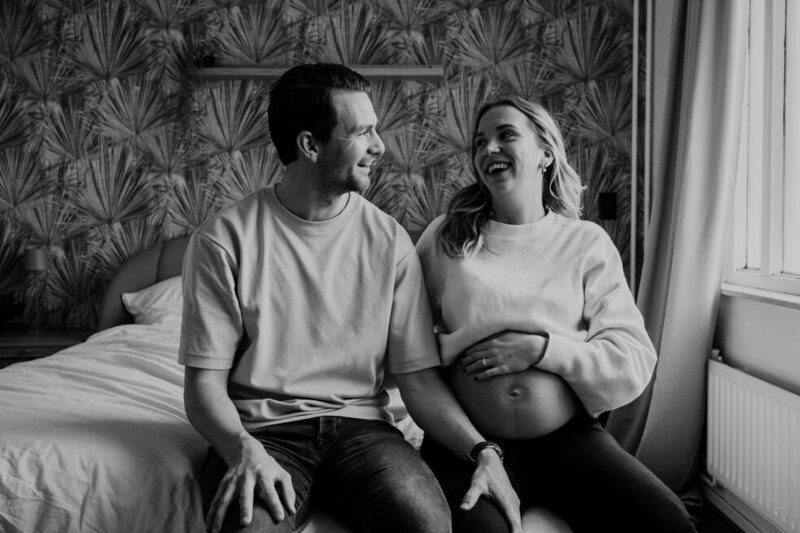 Fotoshoot zwangerschap bij koppel thuis in Ede