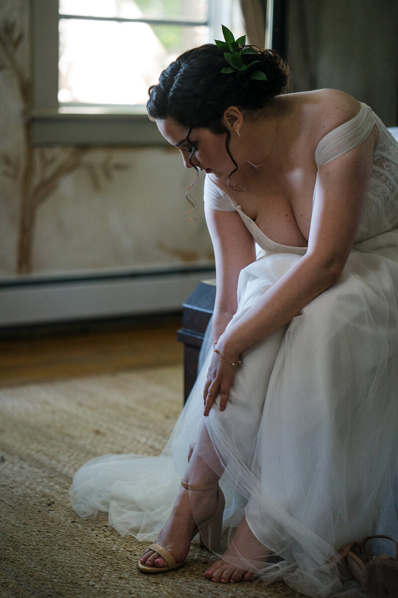 BRIDE PUTTING HER SHOES ON
