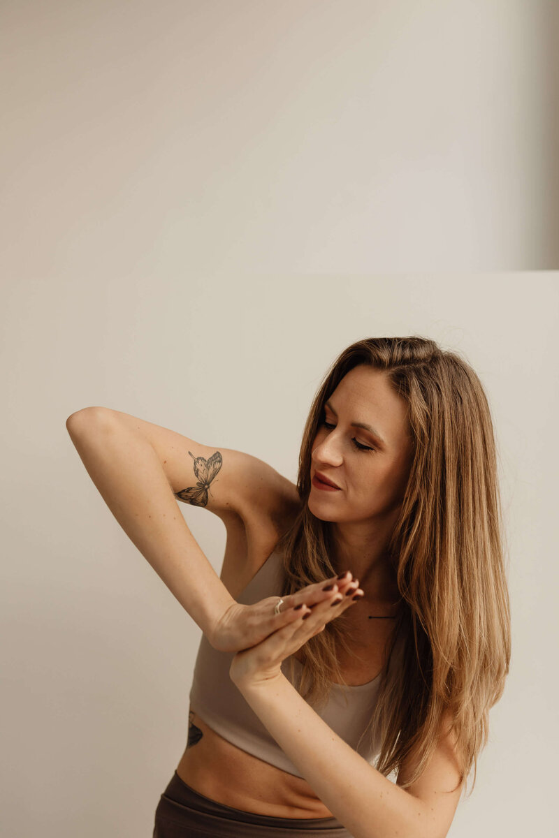 kaboompics_young-woman-practicing-yoga-at-home-28714