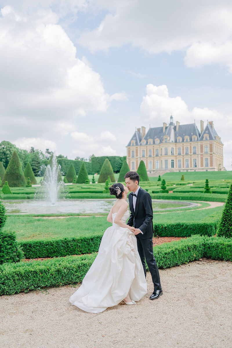 Morgane Ball Photographer pre wedding Paris photoshoot french chateau des sceaux kiss