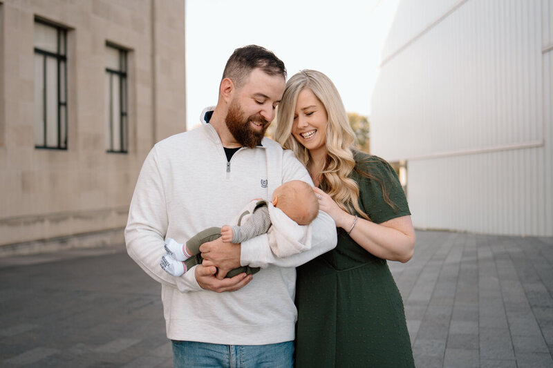 Family newborn photoshoot at Nelson Atkins Museum by Kansas City photographer Emma Leigh Photo.