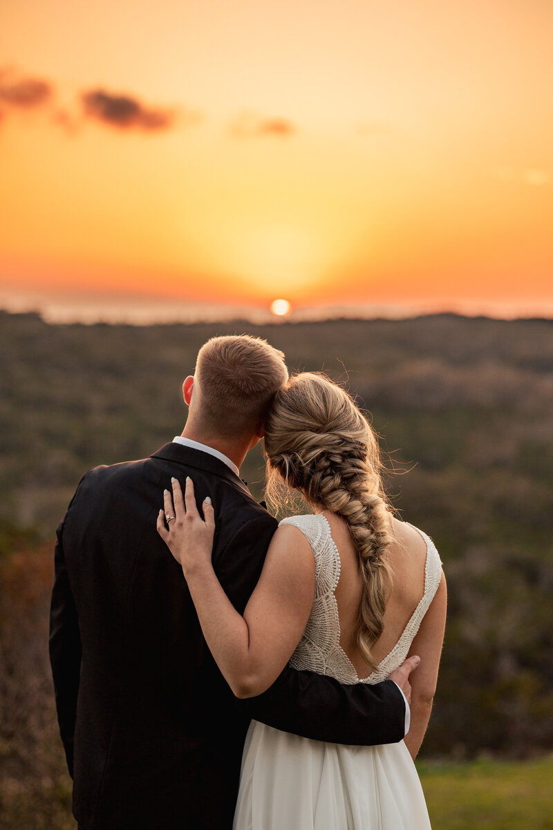 sunset wedding portraits at allen farmhaus in new braunfels texas