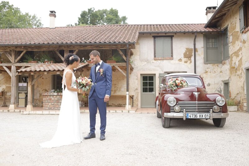 maries-devant-domaine-charmant-et-voiture-vintage