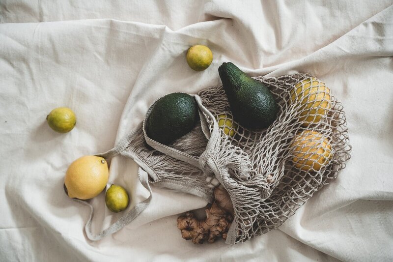 Citrons et avocats dans un sac filet