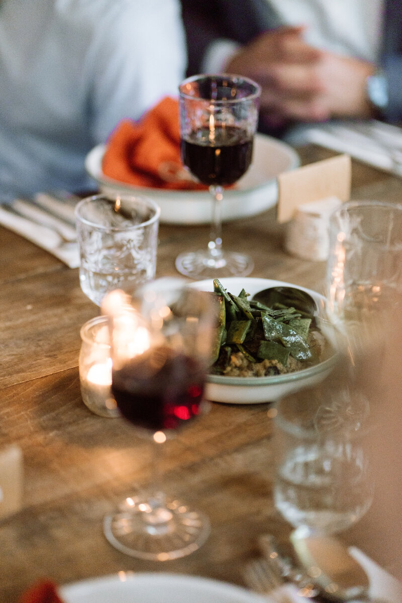 Bruiloft diner detail shot van de tafel met glazen en eten. 