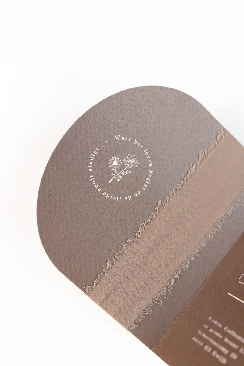 Halfrond-dubbel-geboortekaartje-Moos-in-taupe-en-bruin-10