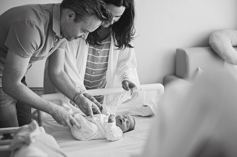 Newborn twins with parents photographed by newborn photographer Jess Morgan