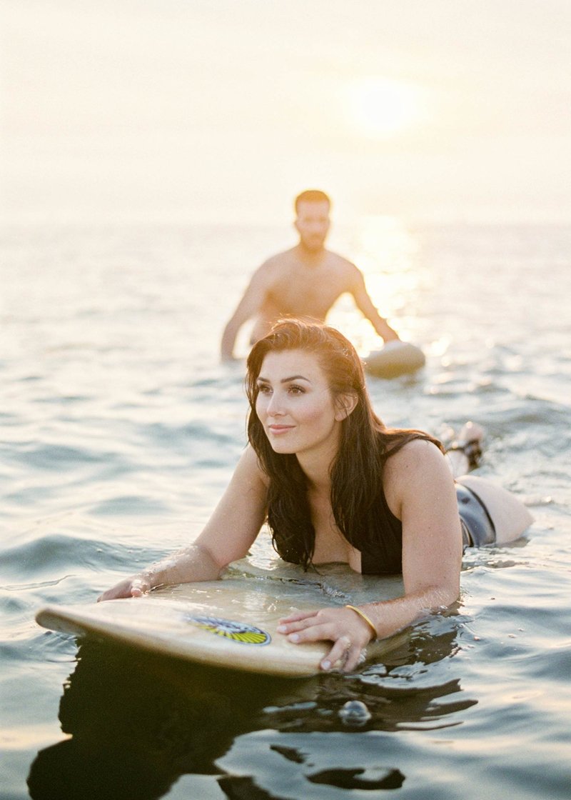 Surfer-couple-film-photography-adventurous-at-the-beach-surfs-up14