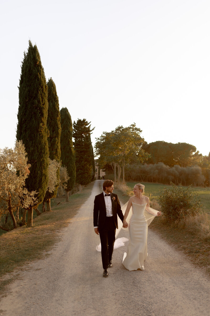 Editorial couple portraits at Tuscany wedding, Italy