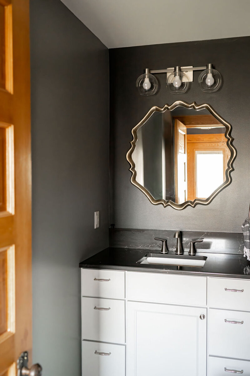 traditional-elegant-bathroom-vanity