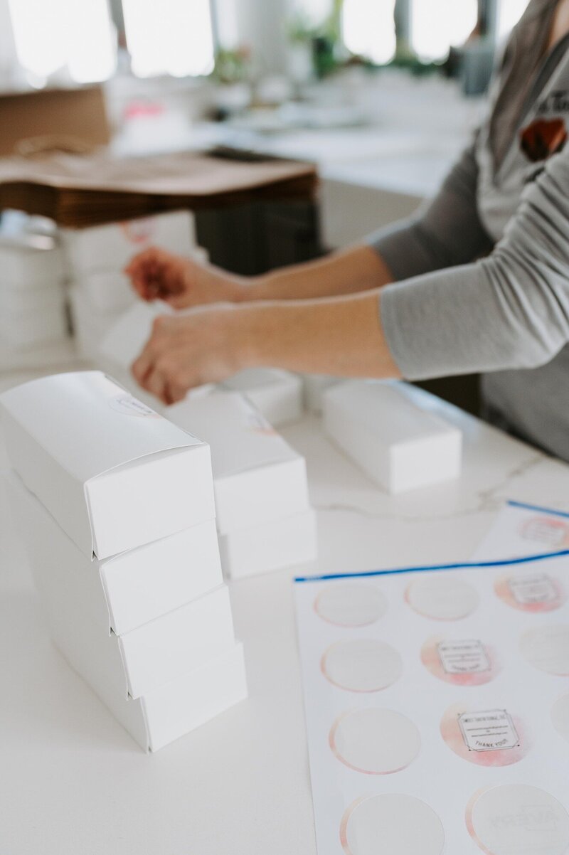 labeling-fudge-boxes