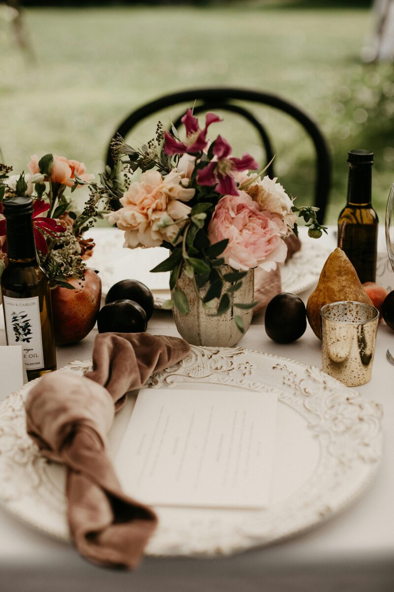 Décor de table de mariage romantique proposée par une organisatrice de mariage.
