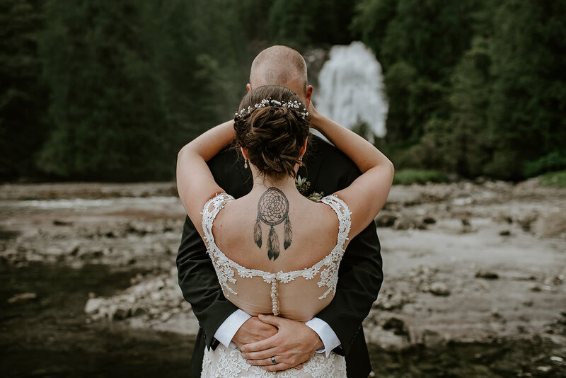 Couple kissing in front of Chatterbox Falls at thier adventure elopement