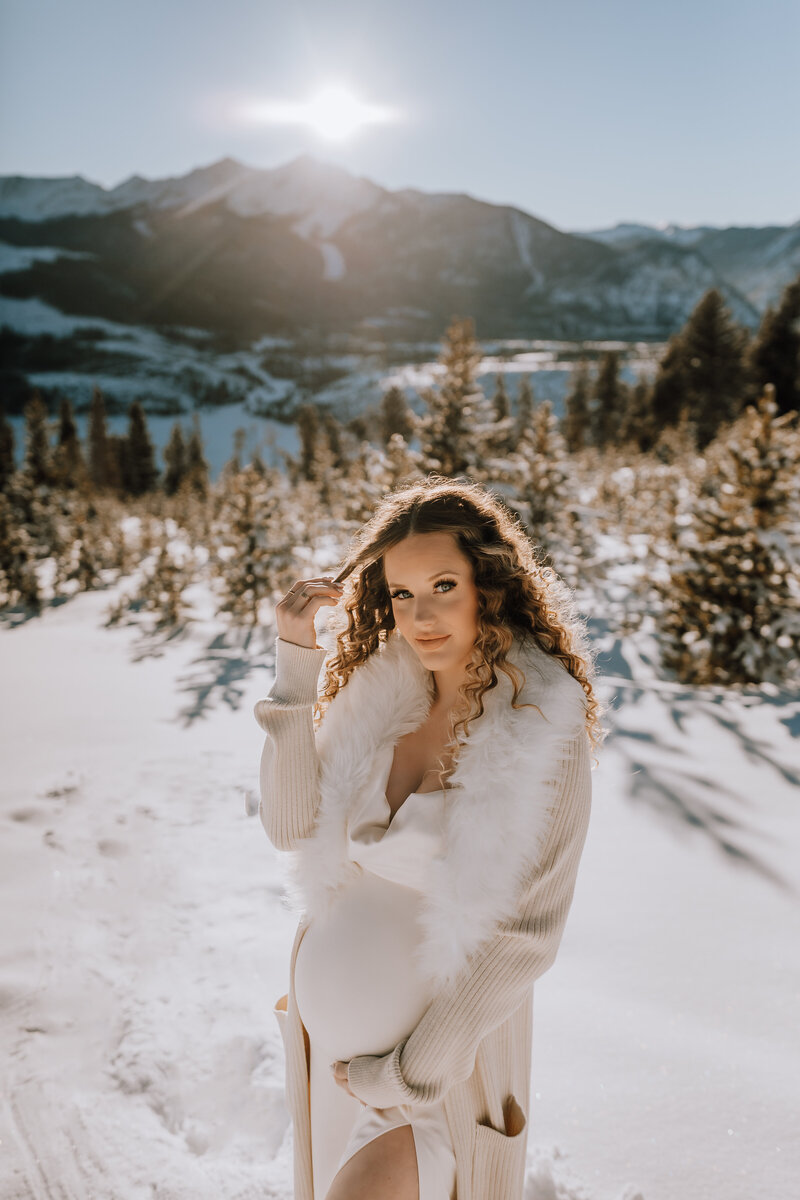 maternity session in breckinridge colorado snowy