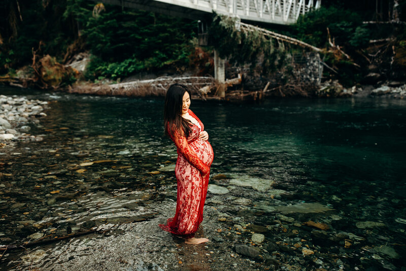PNW Mountain and River Maternity Session-15