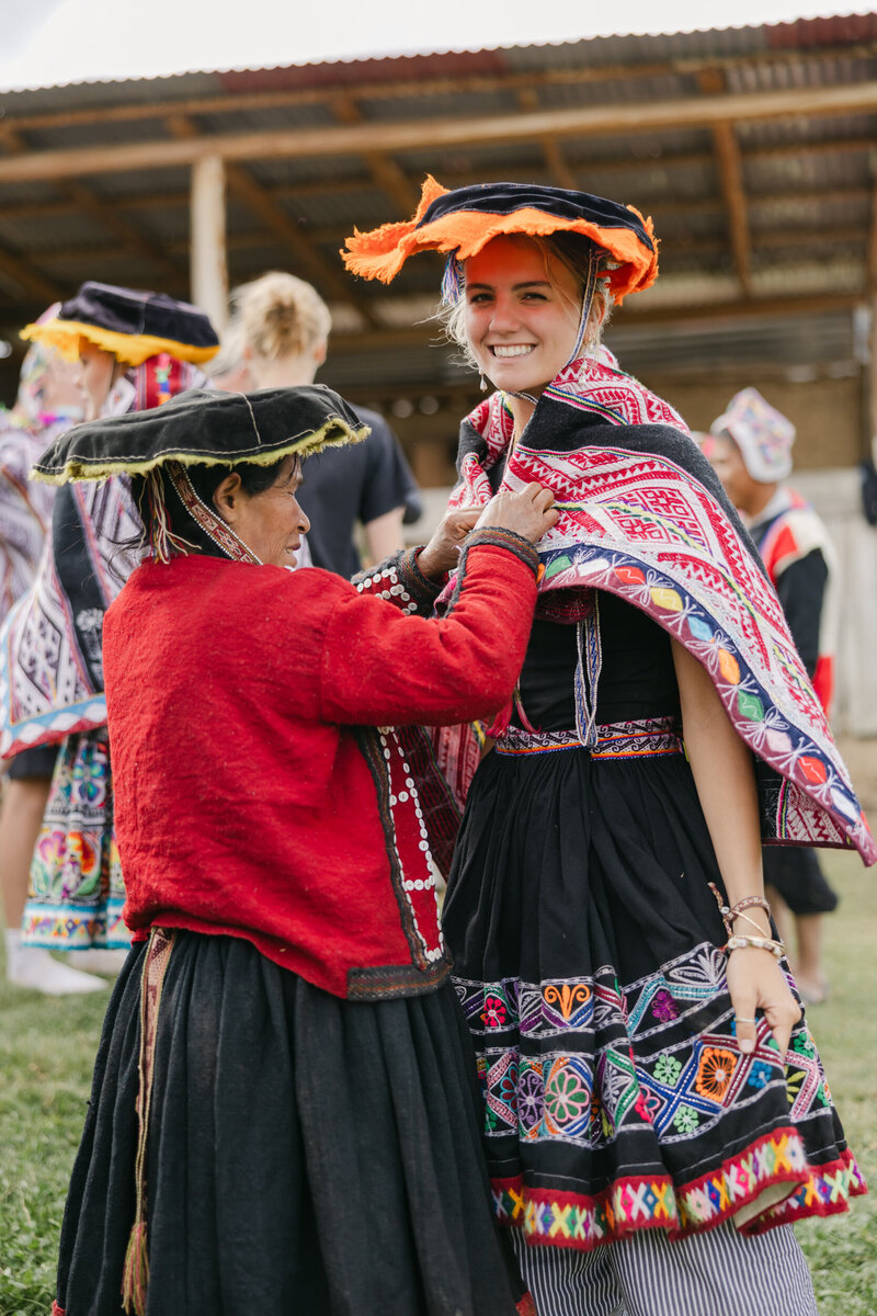 PeruNativeHelpingGirlLH625