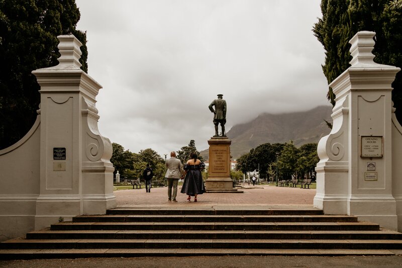 Hochzeitspaar in Kapstadt Südafrika im Company's Garden mit Sicht auf den Tafelberg