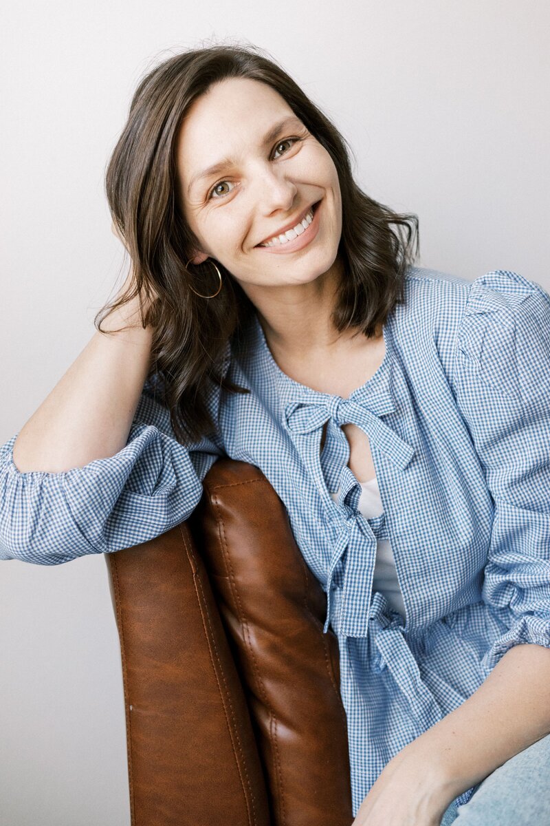 peoria illinois photographer sitting in chair 