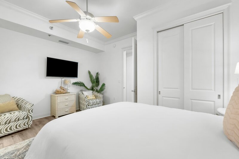 14-web-or-mls-118 Carillon Market St 102-21