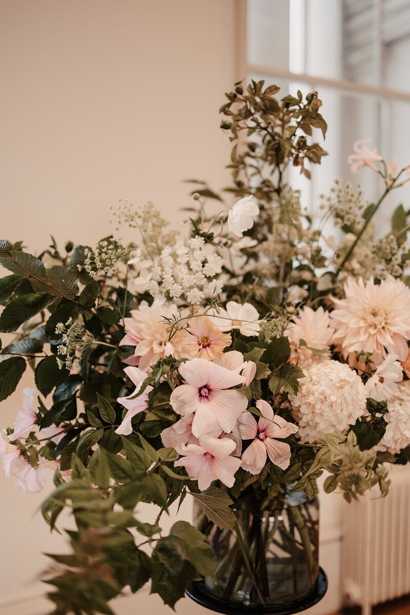 blush-wedding-floral-arrangement