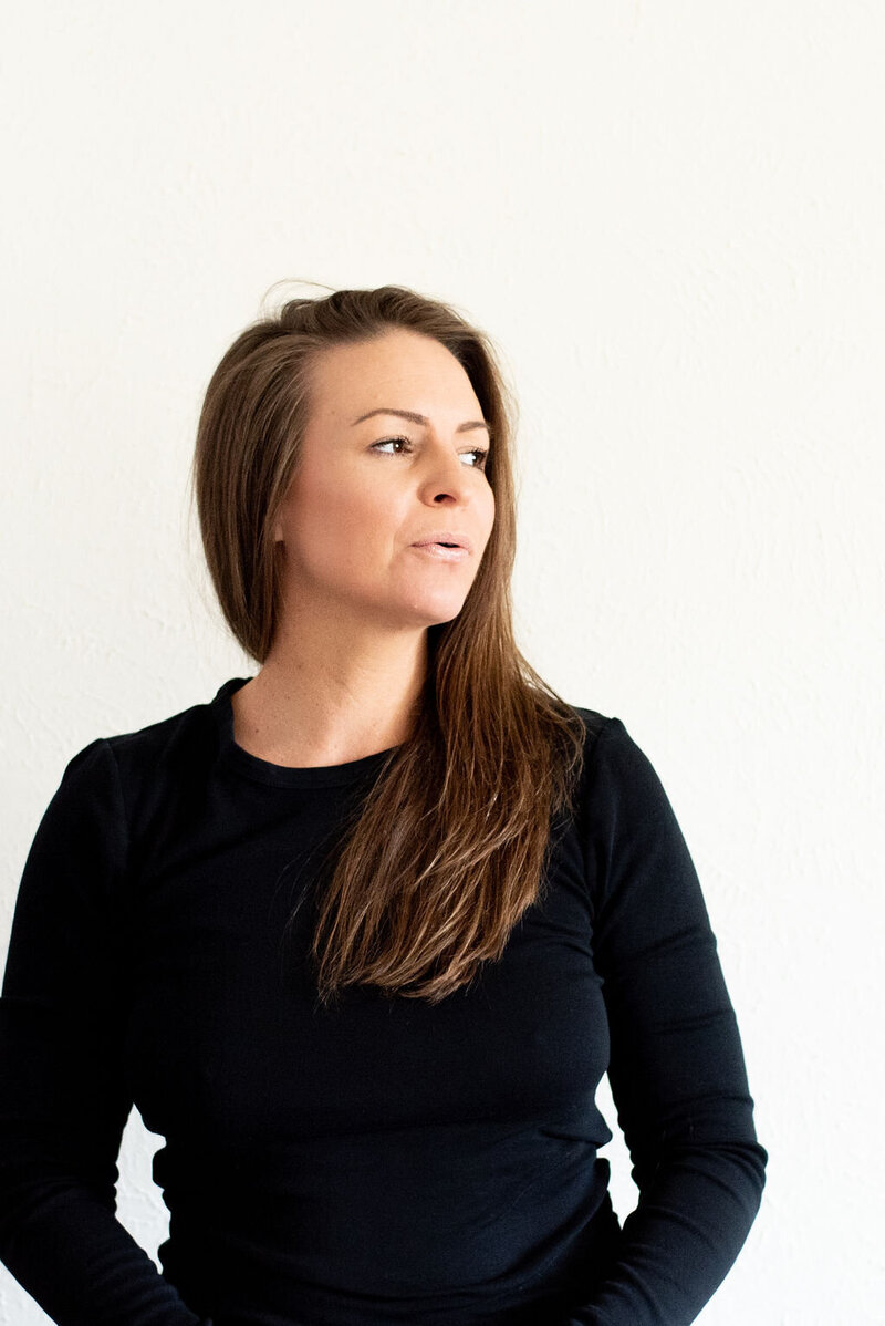 A portrait of Sarah Schweppe, a relationship breakthrough coach helping women and me uncover hidden patterns and create the soul-connected love they’ve been longing for.