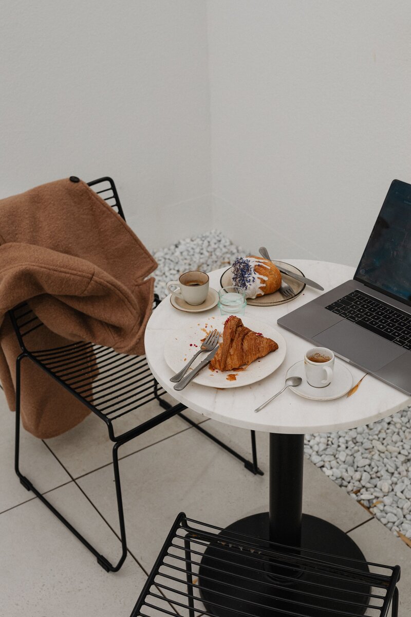 kaboompics_morning-meetings-working-in-coffeehouse-with-coffee-and-croissants-33636