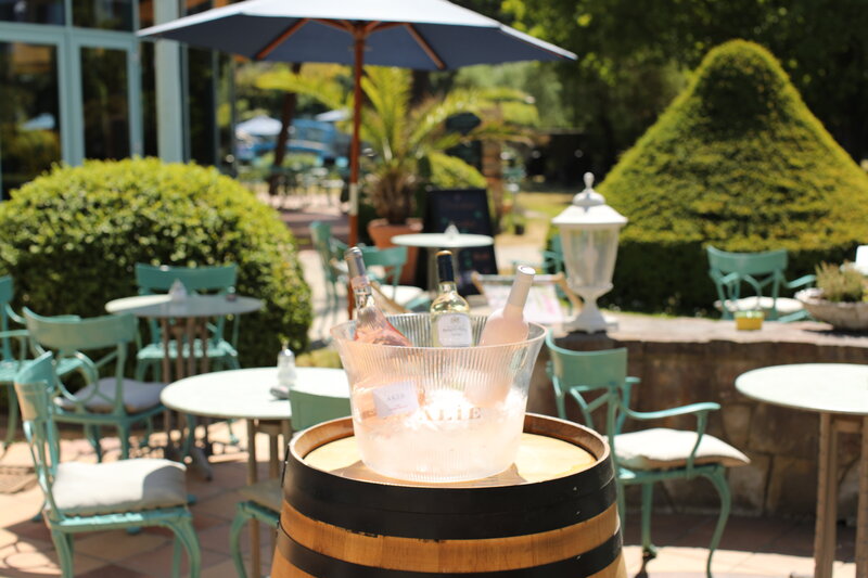 Verschiedene Flaschengetränke im Kühler auf der Terrasse des Gartenrestaurant im Hotel Bernstein.