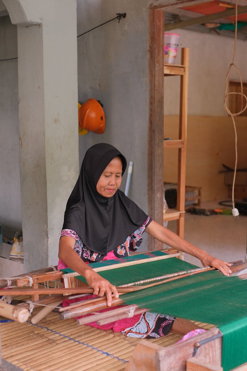 Local Indonesian woman knitting at a local excursion at Santai Retreats in Sumbawa