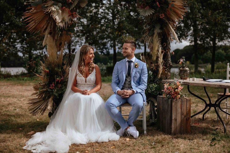 Tijdloze en elegante trouwfotografie door Melissa Boer. Een bruidspaar geniet van een spontaan en echt moment tijdens hun bruiloft.