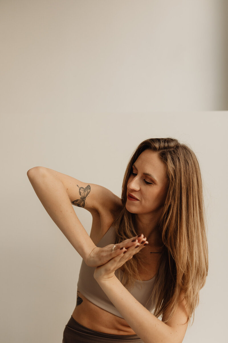 kaboompics_young-woman-practicing-yoga-at-home-28714