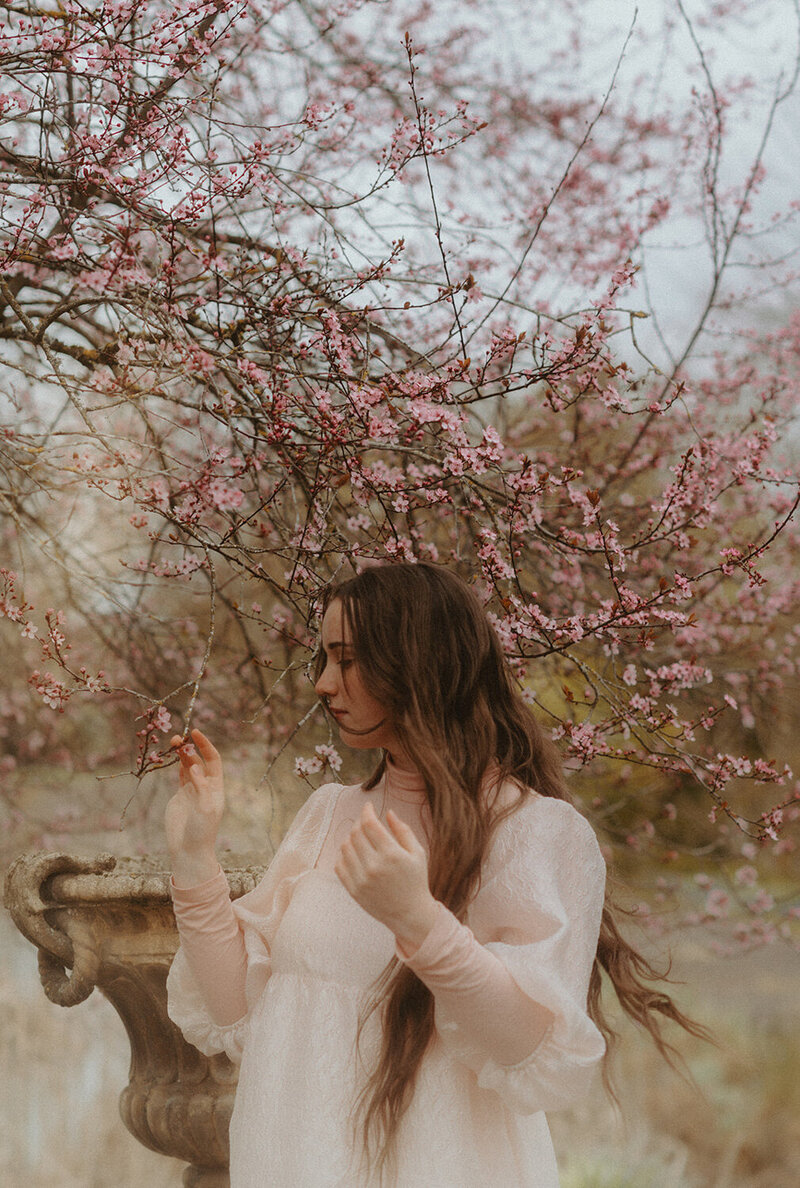 Nature-Spring-Senior-Pictures-in-Oregon-flower-tree