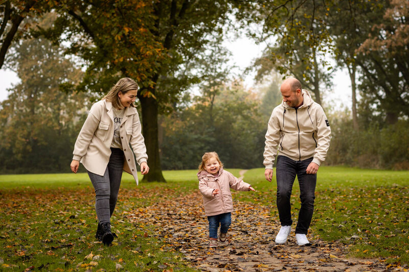 gezinsfoto spelenderwijs ouders met peuter herfst