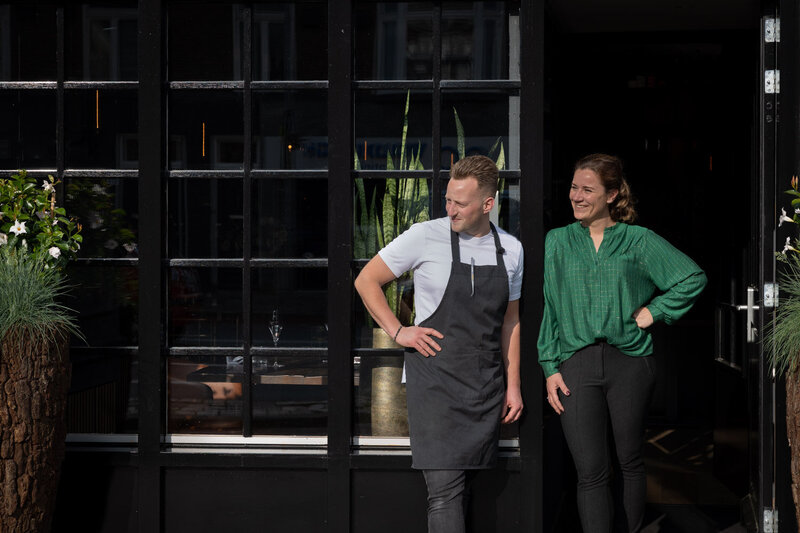 Eigenaren Sabrina en Niels poseren voor hun restauarant Bisque in Groningen. Fotografie door Dorien Paymans | Studio Ensō Groningen ©