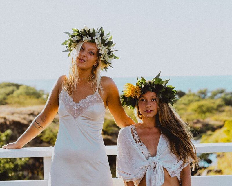 girls-with-flower-crowns
