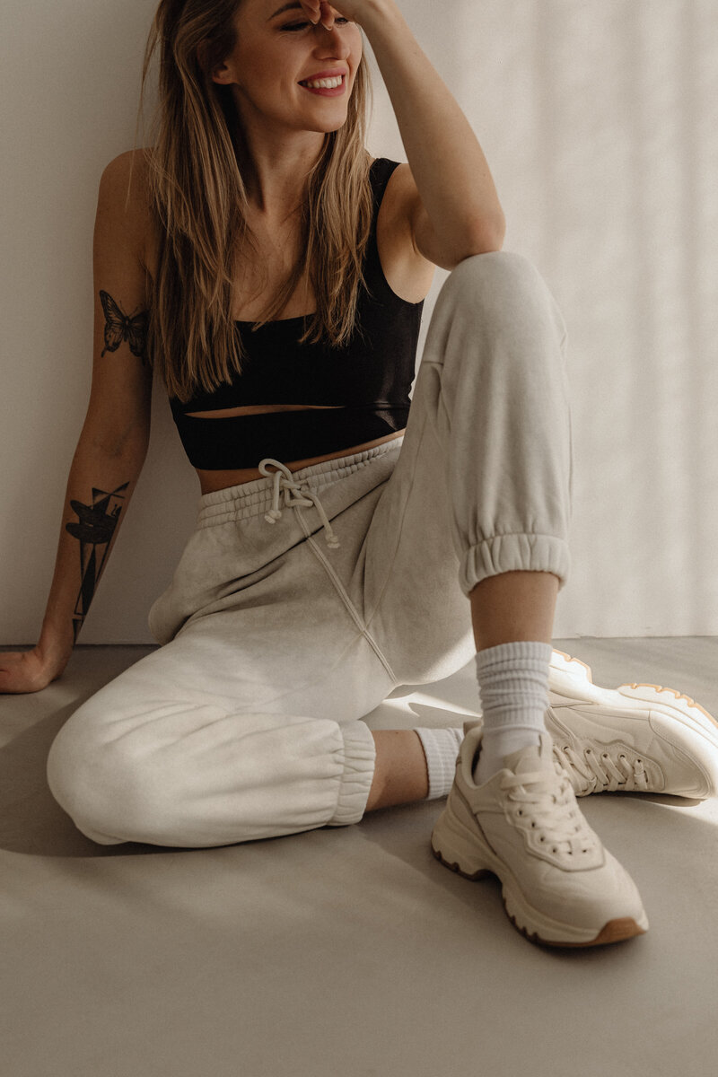 kaboompics_simplistic-sophistication-a-fashion-photoshoot-with-a-stunning-model-in-neutral-minimalist-outfits-30866