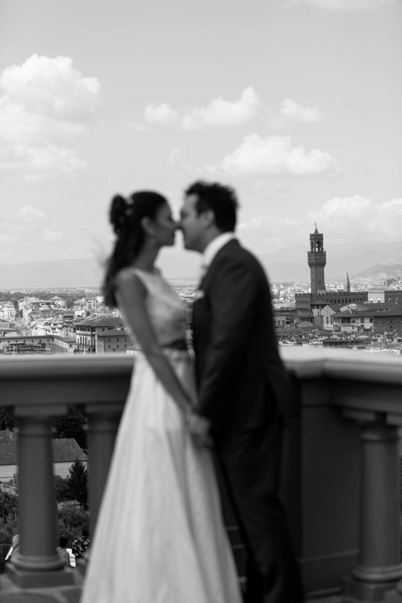 couple kissing in florence italy