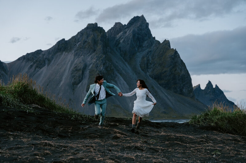 Propose  in Iceland - wedding and elopement photographer