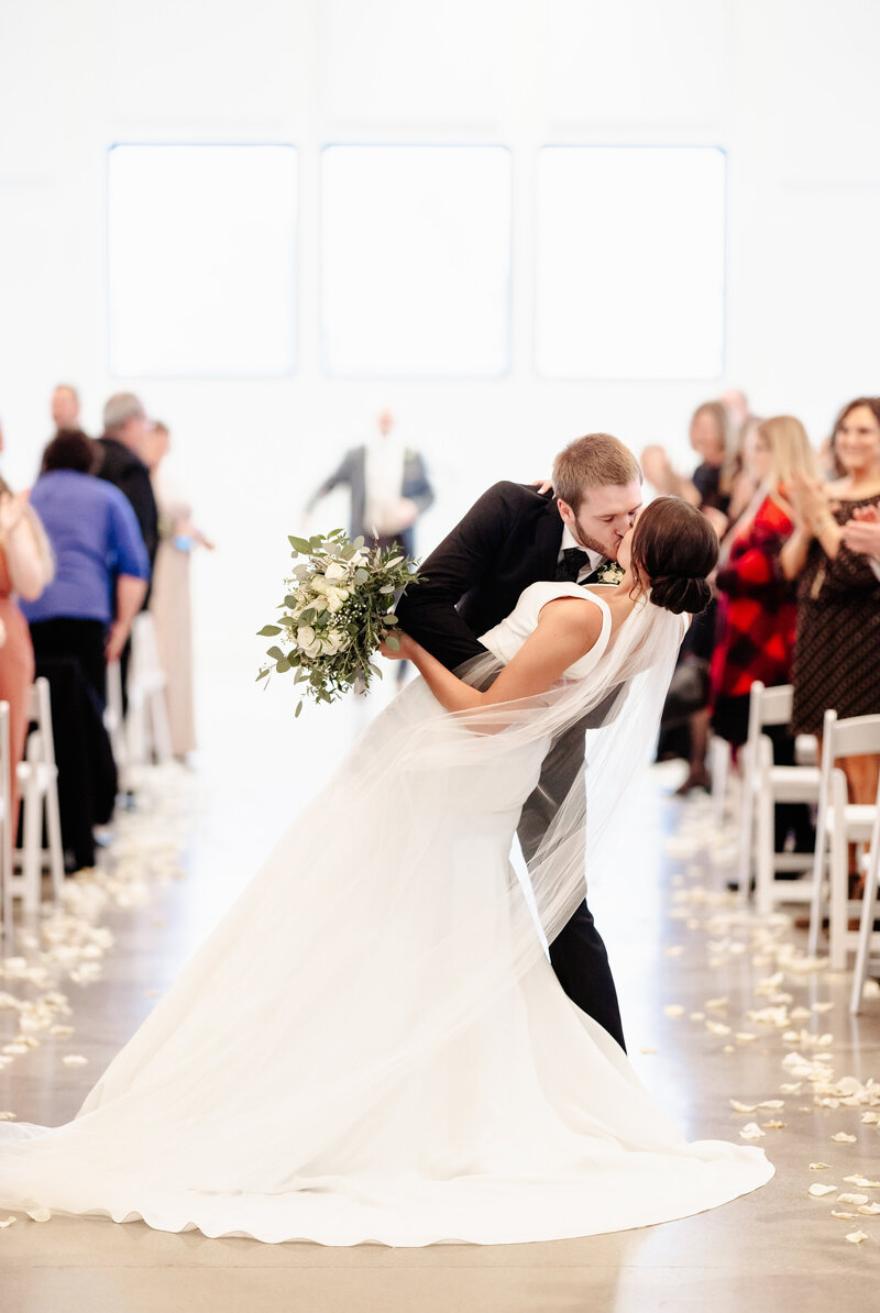 bride and groom kissing at woodhaven