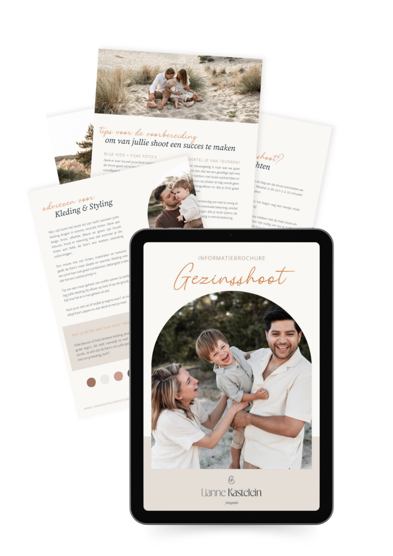 Mock-up van de informatiebrochure over gezinsshoots met vrolijk gezin op de cover – professionele gezinsfotografie door Lianne Kastelein Fotografie in Alphen aan den Rijn