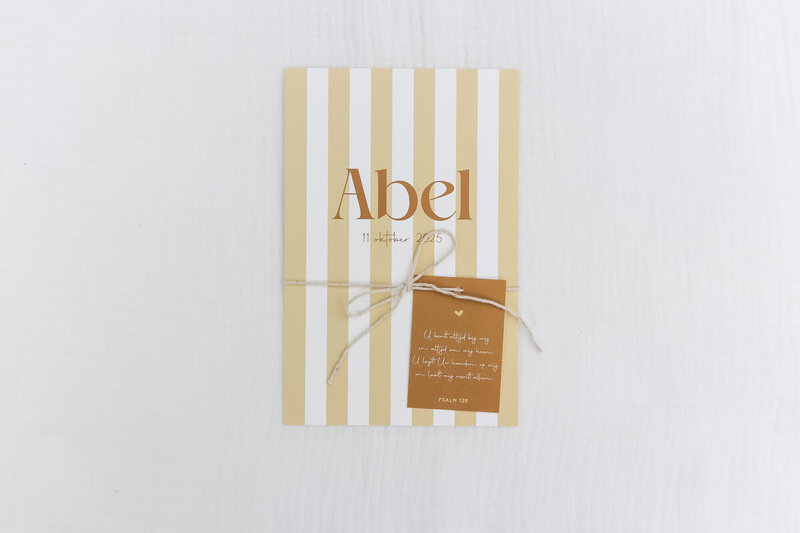 Geboortekaartje-met-streepjes-geel-en-cognac-Abel-3