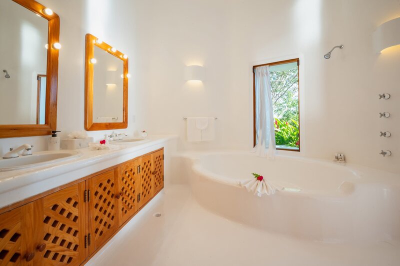 04-3-2-Sol-de-Occidente-Luxury-Villa-Careyes-Mexico-Bathroom-6186