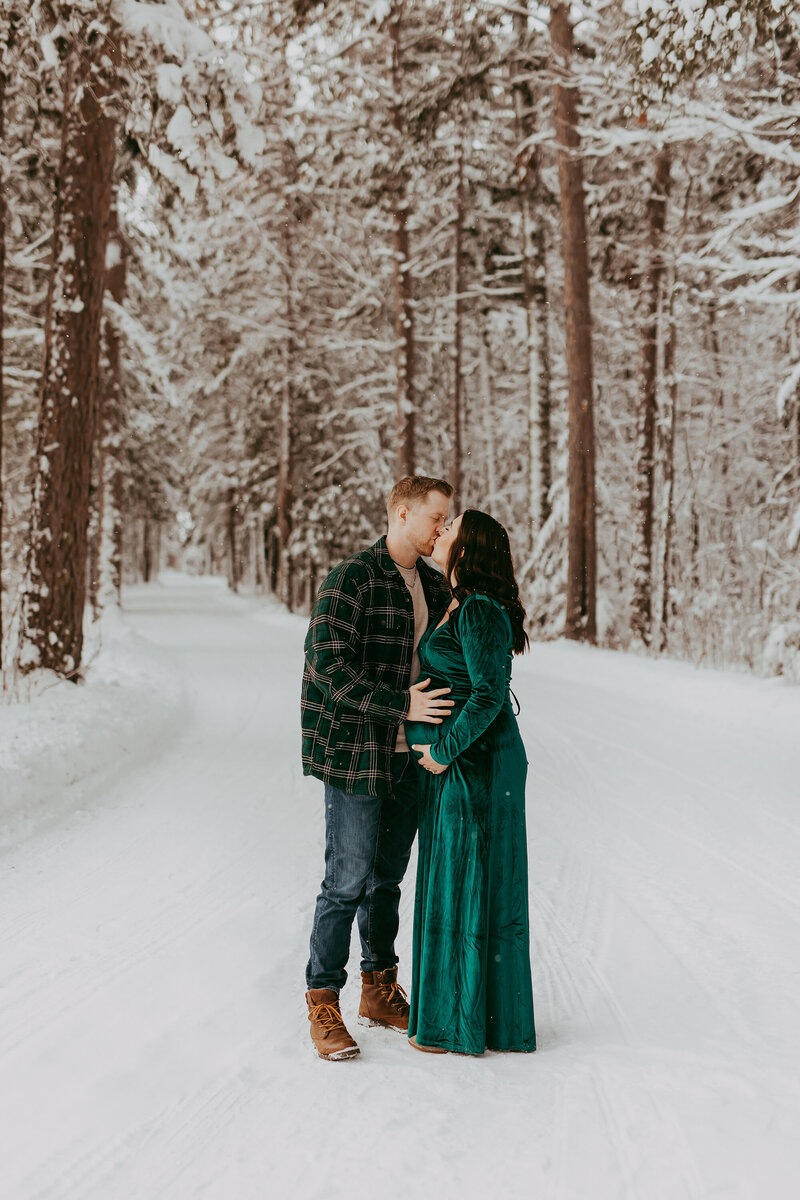 couple-kissing-in-snow